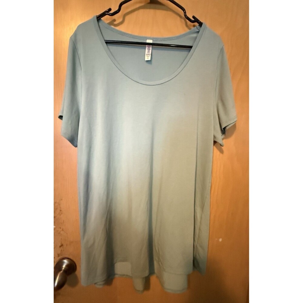 LuLaRoe Women’s Classic T Shirt 2XL Light Blue High Low EUC 20/22